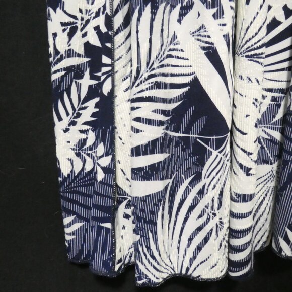 SAMI & JO | large | Navy & White Floral Pattern Short Sleeve Dress | Scoop Neck - Picture 15 of 16